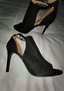 Black boot heel open toe